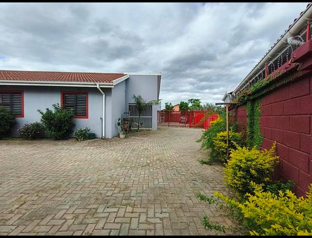 6 BEDROOM HOUSE FOR SALE IN MTHATHA CENTRAL